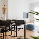 Luxurious Apartment Next To The Sea And City Centre With Free Parking Space